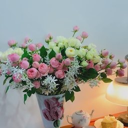 #아스티에드빌라트 #화병인테리어 #아르테미데 #테이블램프 #거실인테리어 #꽃꽂이 #헤렌드 #찻잔 #찻잔세트 
아스티에 드 빌라트 화병은 그냥 두어도 예쁘고 꽃과 함께여도 예쁘다.  

