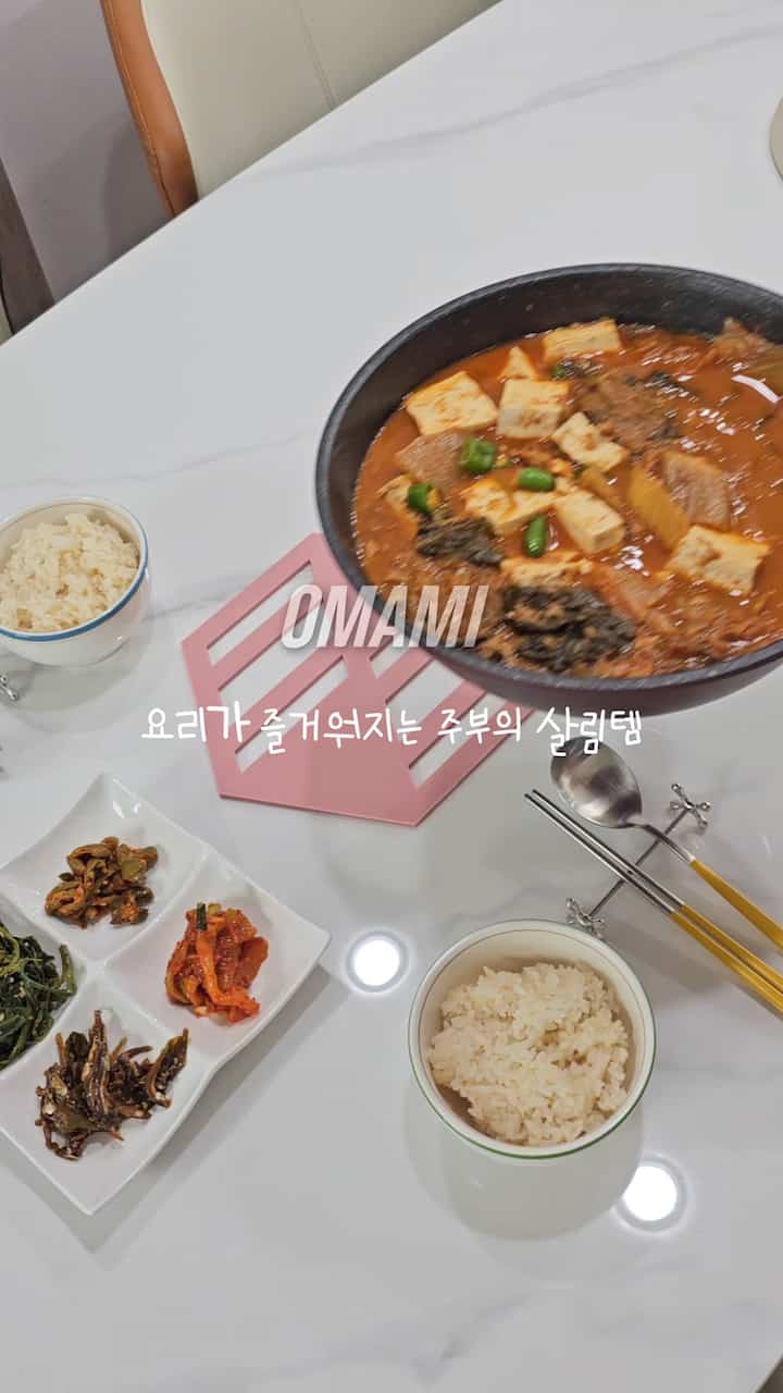 ＃賢明な消費＃コンスープ記録集 
製品提供|料理が楽しくなる主婦のサリムテム🤍
今日は何を食べるのか悩んでいるときに持ち上げるおまみフライパン

軽くて使いやすいので手が頻繁に行きます。

私が使った構成は28cmフライパンと24cm宮中ファン🍳

28cmフライパンは広くて卵フライから炒め物まで 
あらゆる料理に活用できて良かったし、 
24cm 宮中ファンは炒めはもちろんチゲまで煮て 
そのまま食卓に乗ってもよく似合って皿洗いが減りました！ 

最も満足していたのはやはりコーティング力👍
食べ物がよく押さえられず、調理も楽で、 
使用後は水でしっかり拭いてもきれいに洗浄されます。 
皿洗い時間が短くなるので、最近は大麻で料理します。

✔️国内製造工場で100％生産
✔️ガスレンジ、インダクションなどすべての熱源が利用可能
✔️7段階完璧なプレミアムコーティングで環境に優しいコーティングまで

耐久性品質以上良いので、ぜひ一度お試しください
料理から皿洗いまで楽になる瞬間！おまみおすすめ🤍 

＃おまみフライパン＃軽いフライパン＃フライパンおすすめ＃キッチンサリムテム＃おまみ＃オマミフライパン＃宮中ファン＃フライパンおすすめ＃キッチンテム＃キッチン用品 