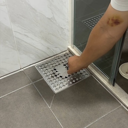 🔥 청소한지 얼마 안됐는 커버에 물 때끼고, 냄새까지 나기 시작한다면, 이걸로 바꿔보세요. 그리고 이것도 넣어보세요!
🚿 기존에 사용하는 배구수커버는 사이사이 머리카락이 끼여 이물질이나 물때가 생기기 쉽습니다. 이 배수구커버는 민무늬 형태로 물이 빠져나갈 때 깔끔하게 빠져나가고, 머리카락이나 이물질이 끼이지 않아 관리하기 더 좋습니다. 머리카락은 안쪽에 거름망까지 한 세트로 머리카락 걱정은 없습니다. 여기에 커버 하나 바꿨을 뿐인데, 인테리어한 효과까지 볼 수 있습니다. 또 여기 손잡이까지 있어 청소하거나 머리카락 제거할 때 덮게 제거하기도 편리합니다.
🧼 그리고 여기 배수구 안에 이 세정제를 넣어보세요. 이 세정제가 녹으면서 샤워하면서 나오는 유기물 찌꺼지, 물 때들을 씻겨가도록 분해합니다. 한 번 넣어놓으면 평균 30일까지 지속되어 특히 장마철 습할 때 하나 넣어놓으면 배수구 냄새 걱정 없습니다. 욕실 뿐만 아니라 싱크대에도 사용할 수 있는데요. 보통 싱크대 배수구 쪽에 누렇게 기름때, 음식물 때가 가득한데 이거 사용 후에는 안쪽이 거의 깨끗하게 유지됩니다. 냄새까지 안올라오는 건 덤입니다. 10개 묶음으로 판매되고 있으니 하나 사놓으면 정말 배수구 냄새걱정은 끝입니다.
#살림꿀템 #살림템 #살림로그 #배수구청소 #배수구커버 #배수구덮개 #민무늬배수구커버 #배수구세정제 #배수구클리너 #하수구냄새 #배수구냄새 #물때제거 #머리카락거름망 #욕실인테리어 #욕실청소 #싱크대배수구 #싱크대기름때 #싱크대청소 #장마철대비 #악취차단 #위생관리 #가성비살림 #내돈내산 #1분살림 #신혼살림 #다둥이네살림 #자취꿀팁 #미니멀라이프 #신박한정리 #생활정보 