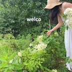 커버 고르기 너무 힘들었던
우리집 마당에 예쁘게 피어난 목수국 라임라이트
2년전 두그루 사서 심었는데 첫해에 꽃망울 맛만보여주더니
다음해 안피더라고요...잎이 잘자라는데 왜 꽃이 안피지 의아했는데 올해 이렇게 예쁘게 피어나려고 준비중이였나봐요

꽃이 다 앞집 마당쪽으로 넘어가있어서 지지대 세우고 수형잡아주고 꽃좀 따왔어요. 죽이는건 아닌겠지 조마조마한 마음으로.

역시 꽃은 늘 옳아요💚

#전원주택라이프 #목수국 #목수국꽃꽂이