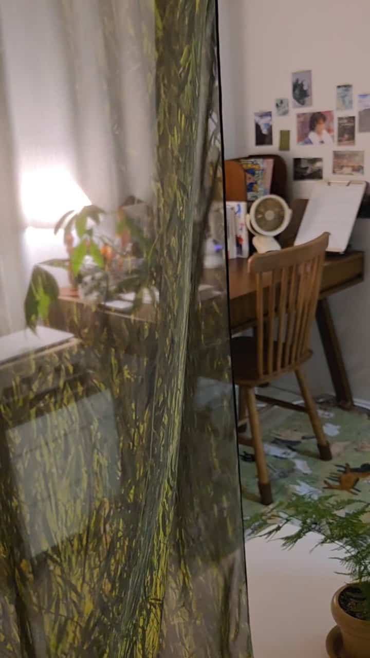 今夏私たちの家を最も楽しくする
自分だけの秘密ポイント、緑の風景シフォンカーテン🌿✨
通常の窓辺にある一般的なカーテンの代わりに、
部屋の片隅の空間を軽く分離してくれる用途で走ってみましたが！
カーテン越しに自分だけの小物ゾーンがほのかに映るから
空間がずっと立体的で清潔になった感じですよ💚
ヨリンシフォン素材でサランサラン風が吹くたびに
まるで本物の柳の枝が風に飛び散るような
厄介な錯覚を呼び起こしたりします🍃
暑い天気で家の中の雰囲気を一気に森の中のように変えました
私の愛情いっぱいの夏の小物ですよ🩵

＃＃ミッション＃ftc25＃ftc25＃今日の家＃今日の家ftc＃ポイント小道具＃ウッド＆グリーン＃ウッドトーンインテリア＃グリーンインテリア＃グリーンポイント＃シフォンカーテン＃ファブリックカーテン＃スペース分離＃スペース分離インテリア＃ブランケット＃ラグ推奨＃感性インテリア＃夏のインテリア＃ランソンハウス