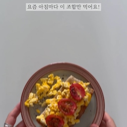 요즘 아침마다 빠지지 않는 루틴!
✔️ 그릭요거트 + 땅콩버터 + 사과 + 호두오일
✔️ 빵 + 스크램블에그 + 방울토마토 + 호두오일
✔️ 바닐라 아이스크림 + 소금 + 호두오일 
평소 즐겨 먹던 메뉴에 호두오일 한 포만 더해도
고소한 풍미가 살아나서 훨씬 맛있더라고요!
#오늘의우리집 #콘수프기록집 #오홈스토랑 #간단레시피 #브런치 #테라스복층집 #복층집 #주방소품 #맞팔 