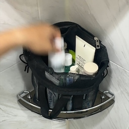 ✈️ 여행갈때 챙겨가면 좋은 꿀템 바로 소개합니다.
❶ 아이들 속옷이나 양말 잘 챙겨둬도 캐리어 몇번 뒤지며 어디간지 찾기 어렵습니다. 이 보자기를 사용해 보세요. 필요한 만큼 담아 감싸주기만해도 찍찍이마냥 웬만해서 열리지 않습니다. 활용도 다양한데, 충격에 약한 고데기나 드라이기를 감싸기도 충분하고, 집에 가는날 마르지 않은 수영복도 여기에 넣고 둘둘 마르면 손쉽게 챙겨갈 수 있습니다.
❷ 샤워용품은 이 바구니에 챙겨보세요. 이 바구니 통째로 꺼내 화장실에서 사용하기 편리합니다. 옆면 뿐아니라 바닥에도 메쉬구조로 되어 있어 샤워하면서 사용해도 물기가 쏙쏙 빠져나갑니다. 안쪽에 방수 주머니가 있어 젖으면 안되는 화장품 넣거나, 밖에는 양치세트 쏙 꽂아두기 좋습니다. 체크아웃하는 날 이렇게 걸어만 줘도 잘 말라 챙겨가기도 편리합니다.
❸ 여행갈 때 꼭 챙겨가는 세제인데요. 액체가 아니라 종이형태라 작게 찢어 지퍼백에 챙겨가기 편리하고, 특히 이 이 세제는 악취 99% 제거합니다. 여행할때 많이 돌아다니고, 수영도 자주해 냄새나기 쉬운데요. 이 세제로 손빨래만 해줘도 여행 중에 옷에서 냄새날 일이 없습니다. 찬물에도 쉽게 녹고, 드럼이나 일반 세탁 모두 가능하고, 여행가서 세제 따로 사지말고 이거 챙겨가세요.
❹ 일본가면 꼭 사와야 하는 이 얼룩제거제 이젠 올리브영에 있으니깐 여행갈때 꼭 챙겨가 보세요. 제가 사용했던 얼룩제거제 중에 1등인데, 이렇게 작아 챙겨가기 좋습니다. 외식하다가 음식물 튀면 바로 화장실로가서 얼룩진 곳에 톡톡 누르고 문지르기만 하면, 웬만한게 지워집니다. 
#살림꿀템 #살림템 #살림로그 #여행꿀템 #여행준비물 #여행필수템 #캐리어정리 #붙는보자기 #수영복보관 #고데기파우치 #샤워바구니 #메쉬파우치 #방수파우치 #종이세제 #여행용세제 #손빨래세제 #찬물세제 #올리브영추천템 #휴대용얼룩제거제 #얼룩제거제 #일본쇼핑템 #해외여행준비물 #가족여행 #짐싸기 팁 #가성비살림템  #내돈내산 #1분살림 #신혼살림 #자취꿀팁 #생활정보 