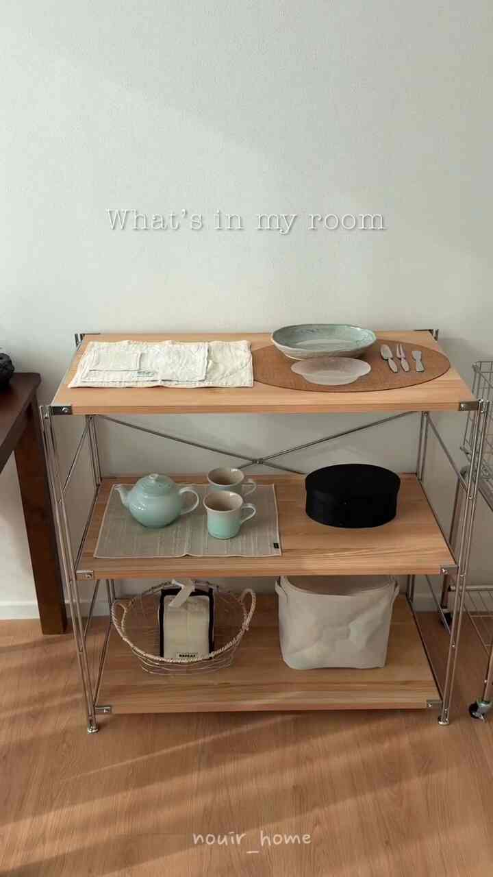 私の部屋に新しい棚が来てきれいな小道具で満たしてみました🤍元のリビングルームに置こうとしましたが、とてもきれいで私の部屋に移動しました🤭

自宅で大切な小道具を集めて上げて一番上に
今回の安東、大邱旅行から連れてきた子どもたちを持ち上げました☁️

旅行に行ってきた余韻長く残しておきますか☺️


＃ftc26機＃インテリア小道具＃書斎インテリア＃小物棚＃ボウルおすすめ