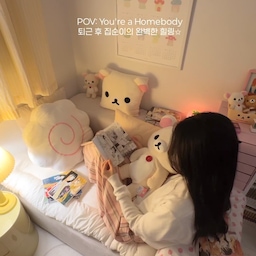 퇴근후 집순이의 완벽한 힐링🌜🍧✨
#오늘의집 #스페셜크리에이터 #오늘의집크리에이터 #덕후존 #덕후룸 #덕후의방 #오타쿠방 #오타쿠방꾸 #리락쿠마 #이케아선반 #2인소파 #만화책장 #만화책존 #만화방 #소파토퍼 #집꾸미기 #인테리어액자 #아이방인테리어 #공간분리 #핑크인테리어 #패브릭포스터추천 #패브릭포스터 #귀여운쿠션인형 #이케아 #철제수납함 #책상서랍
