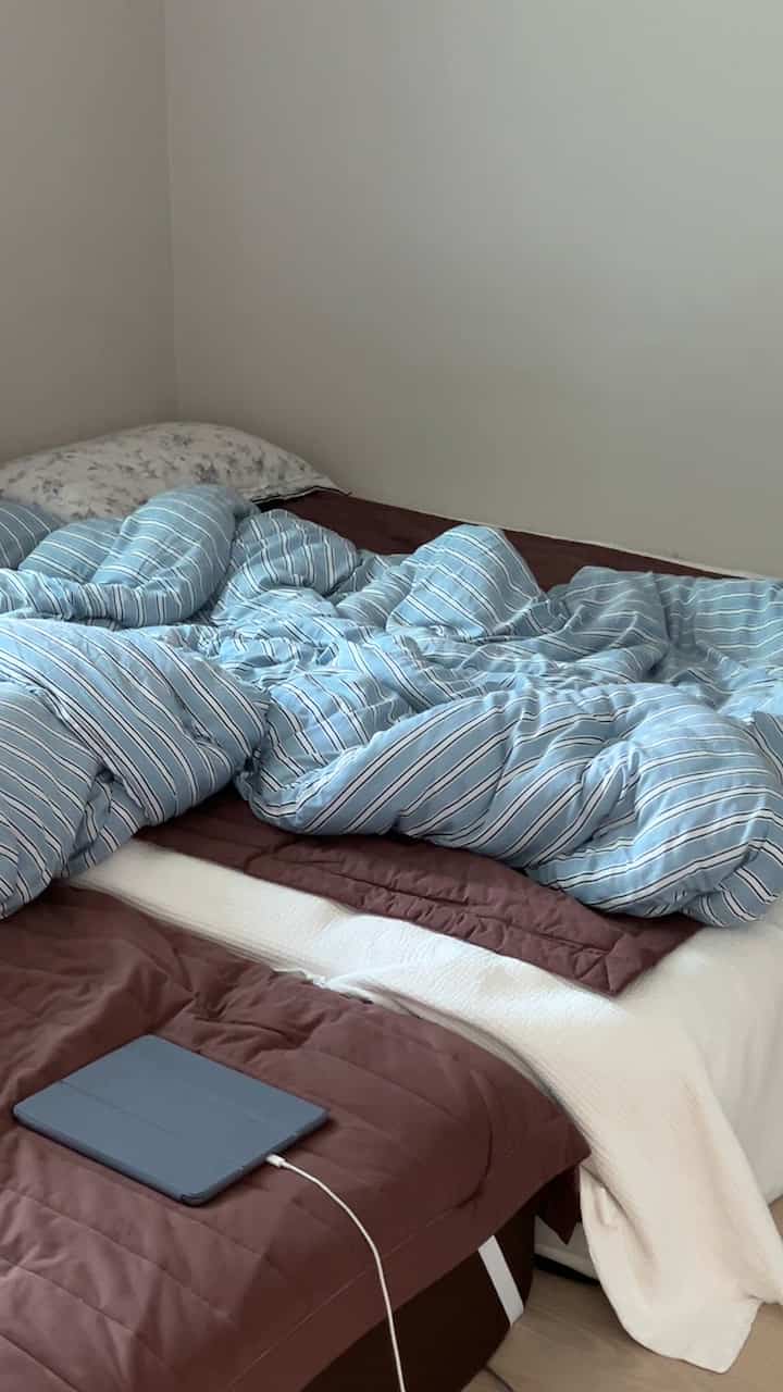 あなたの家族の部屋に変わった小さな家の寝室です。
私は今まで私たち夫婦が使っていたベッドがクイーンサイズだと思ったんです。
しかし、キングだった。
5年ぶりに悟り..
ベッドカバーのサイズは買いに行き、購入する必要があります。ㅎ＃ファミリールーム 