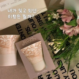 | 내가 잊고 있던 취향은 뭘까?
이번 컵을 디자인하면서 계속 스스로에게 했던 질문이에요.
대학생 때 좋아했던 스테인드글라스와 만화경처럼,
반복되는 형태와 패턴이 만들어내는 아름다움.
한동안 잊고 있던 그 취향을 다시 들여다보다가,
한국 전통 문양 속에서도 제가 좋아했던 조형미를
발견하게 되었어요.
익숙해서 지나쳤던 아름다움을 다시 만나는 순간.
이번 컵은 새로운 취향을 만든 것이 아니라,
잊고 있던 나의 취향을 다시 꺼내보는 과정이었어요.
이 이야기를 담은 컵을 직접 만나볼 수 있는 전시가
오늘의집 북촌에서 열립니다.
📍 <93 cups, 93 stories> - 문득, 꺼내 본 취향
서울 종로구 북촌로5길 11, 오늘의집 북촌 1층
🗓 2026.08.01(토) ~ 08.16 (일)
⏰ 11AM ~ 7PM
✔️ 무료 전시. 워크인 관람 가능
✔️ 콜라보 디자인 컵 소량 판매
전시 기간 동안 @93cups93stories 계정에서
마음에 드는 컵 디자인에 ‘좋아요’로 투표해주세요.
투표 참여자 중 200분께 기프티콘을,
내가 고른 컵이 TOP3에 선정되면
오늘의집 50만P 취향 지원금의 기회도 있어요.
나의 취향을 발견하는 작은 순간을 함께 해보세요🤍
#문득꺼내본취향 #93cups93stories #오늘의집 #오늘의집크리에이터 #이도도자기 #오늘의집북촌 #오늘의우리집 #콘수프기록집 #도자기 #취향수집 #전시추천 #북촌 #빈티지인테리어 #지브리인테리어 #홈스타일링팁