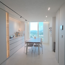 #MyHome #diningroom 
오후의 따스한 햇살이 가득 드는 우리 집 다이닝 룸 
한강 뷰를 바라보며 커피 한 잔의 여유
깔끔하고 세련된 화이트 톤 인테리어에 포인트 조명까지, 완벽한 나의 힐링 공간 
#나다운공간 #콘수프기록집 
#ftc26기 #ftc미션 
#인테리어 #다이닝룸 #한강뷰 #화이트인테리어 #힐링 #인생샷 #집꾸미기 #오후의햇살 #커피타임 #데일리 #ootd #맞팔 #좋아요 #팔로우 #팔로잉 #인스타그램 #홈카페
