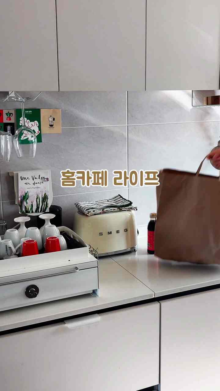 早いですか？立ち上がってパン屋に行ってきました。
8時に行きましたが、サンドイッチはソールアウトです。
しかし、食事パンを買うのは大丈夫です😃

みんな欲張りだったけどバゲット一つ、食パン一つ、クロワッサン二つ。
週末に楽しむフォームが用意されました。

モカポートでラテを作り、7月に最後の日を過ごします。
8月に楽しく会いましょう😘

＃コンスープ記録集＃かわいいテム最高屋＃ホームカフェ 