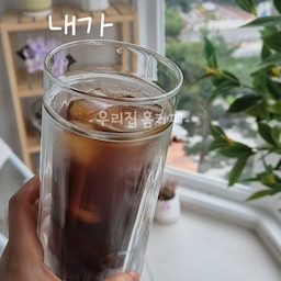 애정하는 공간. 나만의 베란다카페 ☕️
내 취향대로 꾸미고
내 취향대로 커피 만들어 마시는 곳-♡
초록 화분과
예쁜 조화가 어우러진
힐링 타임 장소 랍니다 😊😊☺️
이곳도 나중에 자세히 구경시켜 드릴께요 ㅎㅎ
#ftc26기 #나다운공간 #취향공간 
#베란다카페 #홈카페 
#홈라떼 #아이스아메리카노 
