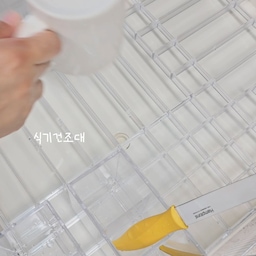#인테리어노하우 #콘수프기록집
설거지 후까지 기분 좋아지는 주방템
오브제팜 모던스퀘어 식기건조대✨
식세기 없는 우리집 아직도 손설거지 하는데요!
식기건조대는 늘 밤티잖아요..스텐에 물때끼고 녹슬고
근데 오브제팜은 달랐어요🤍
주방에 두니까 설거지 후 쌓여있는 그릇들마저 예뻐보임 !
모루유리 패턴이 더해져셔 감성적이고
네뱡향 통풍구조로 식기건조도 빠르게 되더라구요.
메이드인코리아 국산이라 믿을 수 있고 마감도 깔끔
설거지 하면서 포개어 놓을때 쇠소리 안나고
흰 그릇에 쇠 긁힘 자국 생길까 걱정 안해도되니 굿굿
식세기 세척도 가능한데 전용 수세미로 세척하니 관리도 쉽고 편해요
수저통도 깊지않아서 금방 마르고 위생적인거있죠
바스켓만 따로 싱크대에서 사용할 수 있고, 
사용하지 않을 때는 포개어 보관할 수 있어 공간 활용도 최고
매일 사용하는 주방템
디자인과 실용성 모두 잡은 식기건조대 오브제팜 추천해요👋
#식기건조대 #설거지건조대 #싱크대건조대 #오브제팜
#주방템 #주방템추천 #주방인테리어 #주방꾸미기 
#주방용품추천 #주방리모델링 #주방인테리어소품
#살림살이 #살림템 #살림꿀템 #오늘의가든 #맞팔 