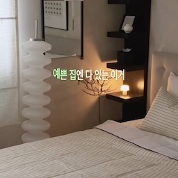 #콘수프기록집 #예쁜템최고야
블랙이랑 쇠테리어템 좋아하는 집이라 
거울이랑 스테인리스는 매일 닦는 편인데, 
요즘 덴라이프 비니거 세정티슈로 청소하는 맛이 나더라구요🖤
처음엔 디자인이 예뻐서 골랐는데 실제로 써보니 거울, 유리, 스테인리스 물자국 정리에 정말 편하더라고요. 한 장 크기도 넉넉해서 넓은 면적까지 한 번에 닦기 좋았어요.
특히 마음에 들었던 건 맨손으로 사용해도 끈적임이 남지 않고 산뜻한 사용감이었던 점! 아이 있는 집이라 더 안심하고 손이 가는 제품이에요👀
리필만 교체해서 계속 사용할 수 있는 것도 실용적이고, 무엇보다 청소용품인데 꺼내놓아도 집 분위기를 해치지 않는 디자인이라 만족도가 높았어요.
요즘 저희 집 거울 옆 , 홈까페존에 
고정 자리 딱! 차지한 아이템이랍니다 ☕️🤍
#denlife #비니거세정티슈 #오늘의집 #청소템추천 
#리빙템 #집꾸미기 #홈스타일링 #스테인리스관리 
#거울청소 #유리청소

