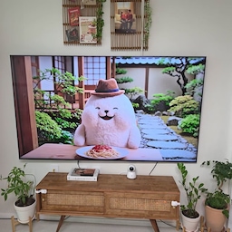 🌿 라탄으로 꾸며진 거실 🍀
딸네 집 거실은 라탄의 따뜻한 분위기를 담아 꾸민 공간이에요.
라탄 거실장을 중심으로 라탄 발에 빈티지 엽서와 
사진, 조화 넝쿨을 더해 소소한 포인트를 주었어요.
거실장 위에는 모형 책과 홈 카메라를 두었는데, 
아이가 거실에서 놀 때 어디서든 안심하고 볼 수 있어 
든든하답니다.
더운 여름이라 에어컨과 공기청정기는 잠시도 쉴 틈이 없네요.
나무를 좋아하는 아이를 위해 작은 화분을 놓아 초록의 싱그러움을 더했고, 강아지들의 물그릇과 밥그릇도 
자연스럽게 함께하고 있어요.
화려하지 않아도 편안하고, 매일 바라봐도 질리지 않는 
거실. 특별한 것보다 따뜻하고 정겨운 분위기가 좋아 
오늘도 딸네 집 거실은 아이에게 가장 편안한 공간이 되어주고 있답니다. 💕
#오늘의우리집 #콘수프기록집
#LG가습기 #LG공기청정기 #lg휘센에어컨 #라탄나무발 
#라탄 #라탄트레이 #넝쿨조화 #레이스끈 #빈티지엽서 
#데코엽서 #모형책 #거실인테리어 #감성엽서 #인테리어엽서 #거실꾸미기 #소품 #해피트리 #금전수
#고양이밥그릇 #강아지밥그릇 #애견밥그릇 
#오늘의가든 #파키라 #스마트홈카메라 #홈카메라
#원목거실장 #라탄거실장 