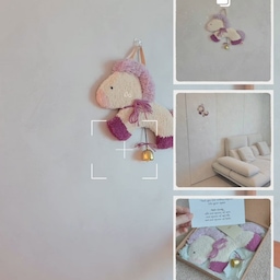 ˚ ༘♡ ⋆｡˚ 하... 정말 미쳤어요💜
저 원래 보라색 좋아하거든요... (숨겨진 취향 밝히기😂)
꼬물이방의 방문을 꾸미고 싶어서 소품을 찾던 와중에
보라색과 말의 조합을 발견해버렸지 뭐예요👧🏻
말띠인 꼬물아가랑 엄마의 취향이 담긴 보라색 유니콘🦄
너무 예뻐서 자꾸 보고 있어요...💕
#아기방 #아기방인테리어 #아기방꾸미기 #아기방소품 #오늘의집 #오늘의우리집 #집꾸미기 #집스타그램 #아이방 #아이방인테리어 #아이방소품 #도어벨 #아기방꾸미기소품 #아기방인테리어소품 #말띠맘 #말띠아기 #말띠 