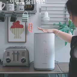 #콘수프기록집 #현명한소비 
주방살림의 신세계!
음식물처리기를 사용하면서 가장 큰 고민이 있었어요.
바로 음식물이 눌어붙는 현상!
한국 식단은 탄수화물이 많은 편이라 그런지 음식물이 처리통에 자주 눌어붙어 세척하기도 어렵고, 잔고장의 원인이 되기도 했거든요. 그런데 국내 최초 ‘눌음 방지 모드’가 적용된 쿠쿠 에코웨일 메가 음식물처리기가 있어 직접 사용해봤어요.
이번에 집을 오래 비우면서 먹지 못하게 된 밥과 빵이 많이 남아 쿠쿠 에코웨일 메가 음식물처리기와 타사 제품에 동일하게 넣고 비교해봤어요. 영상에서 보시는 것처럼 타사 제품은 중간에 음식물이 눌어붙고 굳으면서 작동이 멈췄지만, 쿠쿠 에코웨일 메가는 끝까지 정말 깔끔하게 처리해주더라고요.
그동안 음식물이 눌어붙을까 신경 쓰였던 고민이 한 번에 사라지니, 주방 살림의 신세계가 열린 기분이었어요.
게다가 한 뼘 너비의 슬림한 디자인이라 좁은 주방에서도 공간 부담 없이 설치할 수 있어 더욱 마음에 들었어요. 넉넉한 3L 건조통으로 용량은 커지고, 3중 커팅 브라켓과 5중 강력 블레이드가 많은 양의 음식물도 골고루 처리해주니 부담 없이 넣고 간편하게 음식물쓰레기를 해결할 수 있답니다.
쿠쿠 에코웨일 메가 음식물처리기는 950g의 활성탄과 150g의 제올라이트로 듀얼케어 탈취필터가 적용되어 처리 중에도 냄새 걱정 없이 쾌적하게 사용할 수 있었어요. 참고로 필터는 5~6개월에 한 번만 교체를 하면 돼 부담이 없다는 것도 장점이랍니다!
쿠쿠 하면 전국적으로 편리한 A/S도 빼놓을 수 없죠. 국내 생산 제품에 편리한 A/S까지 갖춰 더욱 안심하고 사용할 수 있을 것 같아요.
눌음 방지 모드 덕분에 음식물처리기를 사용할 때 신경 쓸 일이 확 줄어든 기분! 음식물 눌어붙음 때문에 고민하고 계셨다면, 쿠쿠 에코웨일 메가 음식물처리기 꼭 기억하세요.
#음식물처리기  #쿠쿠에코웨일메가 #쿠쿠음식물처리기 #쿠쿠에코웨일 #쿠쿠 #신혼집선물 #결혼선물 #집들이선물 #쿠쿠메가음식물처리기 #쿠쿠음식물처리기 #음식물처리기추천 #음쓰기 #살림템  #3L음식물처리기 #주부구단 #주부로망 #좁은주방인테리어 #맞팔 #맞팔환영 #소통 #주방인테리어 #렌지대 #렌지대수납장 #쿠쿠전기밥솥 #쿠쿠 #음쓰처리 #음쓰기추천 