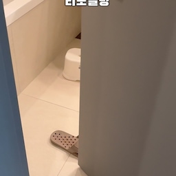 리모델링하고 살아보니, 고민해서 고른 것보다 아예 몰라서 못 챙긴 것들이 더 아쉽더라고요. 간접조명이 주조명과 묶이고, 거실·안방엔 간접등이 없고, 실외기실 조명은 생각도 못 했고, 욕실은 슬리퍼가 문에 걸려요. 공통점은 전부 눈에 안 보이는 단계에서 정해졌다는 것. 저처럼 처음이신 분들께 참고가 되면 좋겠습니다.
#콘수프기록집 #리모델링하다가생긴일 #구축리모델링 #40평대 #조명설계 #리모델링일지