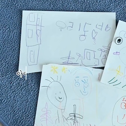 #콘수프기록집 #현명한소비
아이 키우는 집의 현명한 소비는
엄마의 손을 조금 덜어주는 것 같아요.🤍
아들방에 있는 이케아 맘무트 책상.
아이가 그림을 그리고 놀고 나면
사인펜이나 색연필 흔적이 꼭 남더라고요🥲 다들
공감하시죠… 그때마다 지우개로 문질러보고,
안 지워지는 건 아세톤으로 닦아가며 나름 깨끗함을 유지하려 애썼는데요👉🏻👈🏻
그러다 발견한 “두잉썸 플레이 테이블매트”
책상에서 놀다가 바닥에서 그림 그리고 싶을 때도,
식탁에서 점토놀이를 하고 싶을 때도
매트만 가볍게 들고와서 펼쳐서 놀이하면 끝..! 
놀고 난 뒤에는 매트만 정리해주면 되니
이전처럼 책상에 남은 흔적을 하나하나 지우는 고씨엄마의 수고도 줄었어요.🤭
직접 써보고 만족도가 꽤 높았던 육아템이라 추천해요🩵
#오늘의집 #두잉썸 #플레이테이블매트 #아이방꾸미기 
#아이방인테리어 #육아템추천 #아들방 #맘무트책상 
#아이와집콕 #육아템 #오늘의집추천 #이케아추천템 
#아들맘 #육아맘 #선팔 #맞팔 #소통 #환영 #세가족
#아이가사는집 #아이와사는집 