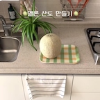 #여름맛디저트

여름하면 떠오르는 멜론🍈
집에서 직접 만들어봤어요 !

멜론도 처음 잘라보고 산도 만들기도 처음이라
모양새는 서툴지만 맛은 좋아서 나름 성공적🥹🤍

✨재료✨

멜론
그릭요거트
알룰로스
식빵

#멜론산도 #과일산도 #멜론 #그릭요거트 #디저트
#콘수프기록집 #콘수프기록 #달빛홈 #오늘의집 #FTC24기 #집꾸미기 #원룸꾸미기 #원룸 #원목가구 #원목인테리어 #자취 #1인가구 #자취템 #자취방인테리어 #플랜테리어 #여름 #집꾸템 #방꾸템 #주방 #접시 