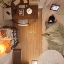 아침에는 리틀 포레스트 보고 저녁에는 나기의 휴식 봤다. 뒹굴 거리며 노트에 끄적이기도 하고 리아 관찰도 하고. 완벽한 여름날임! 
#콘수프기록집 #오늘의우리집 #브이로그 #나이트루틴 #영화감상 #항공샷 #고양이가있는집 #침실인테리어 #작은방꾸미기 #여름밤 #여름일상 #여름인테리어 #원목가구 #자취방꾸미기 #자취인테리어 #2평방꾸미기 