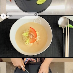 #콘수프기록 #예쁜살림템 #주방살림템 #요리는장비빨 
살림이 즐거워지는 예쁜 주방살림템 🤍
요즘 푹빠진 콩국수를 또 만들면서 
고씨엄마가 주방에서 애정하며 사용하는 살림템들을 소개해요! 
주방일을 할 때면 늘 함께하는 앞치마❤️ 헹켈 칼🤍
깨끗하게 씻은 재료들을 올려두는 프리미엄 스텐도마🩶
그리고 이번에 새로 들인 블랙 TPU 반달도마까지🖤
스텐도마는 씻어둔 음식재료들을 싱크대 상판에 바로 올려두는 것보다 훨씬 깔끔하게 정리할 수 있어서 정말 잘 사용하고 있어요~ 다만 저녁시간 칼을 사용할 때면
‘탁탁’ 하고 울리는 소리가 생각보다 크게 들리는거 같아서
이번에 TPU 반달도마를 들였어요.
블랙 컬러라 색감이 있는 음식재료를 올려두면
재료가 더 선명하게 보여서 요리하는 재미도 쏠쏠하고,
썰 때 느껴지는 소리와 사용감도 마음에 들어서
앞으로 정말 자주 손이 갈 것 같아요 :) 
무엇보다 칼자국과 이염에 강하다고 하니
오래 예쁘게 사용할 수 있기를 기대 중 입니다. 🖤
그리고 마지막으로 빼놓을 수 없는 헹켈 칼 
이 칼은 결혼하기 전, 시어머님께 선물 받은 칼이에요.
그렇게 선물 받은 칼을 벌써 5년째 아주 잘 사용하고 있어요. 
오늘도 예쁜 도마 위에서 채소를 썰고,
좋아하는 살림템들과 함께 만든 콩국수 한 그릇. 🥒🍅
매일 하는 살림이기에 내 마음에 쏙 드는 것들로 채워가고 있어요 ❣️
#기록챌린지 #주방용품 #주방도구 #주방 #키친
#키친투어 #아이와사는집 #아이가사는집 #세가족 
#육아맘 #주부 #요리 #플레이팅 #콩국수 #오늘의집
#선팔 #맞팔 #소통 #환영 #반달도마 #잎치마 #헹켈
#스텐도마 #오늘은내가요리사 