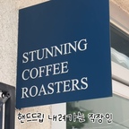 슬기로운 홈카페 생활🏠☕️

저는 회사에 갈때마다 핸드드립을 내려서 가는데요!
3년동안 정착한 제 커피템 공유드려용 🤗 찐 내돈내산템!

📍한샘 스마트 온도조절 전기포트 전기주전자 
5도단위로 온도 조절가능하고, 물온도 보온기능도 있습니다!
조작부가 편하고 미관적으로도 이뻐서 애용템 🤍

📍 하리오 v60
곰손도 금손만들어주는 무난한 드리퍼로 추천! 
커피 입문템으로 샀는데 유리라 관리도 편해서 3년내내 사용중입니다

📍 마리슈타이거 루미 충전식 원두 그라인더
구형버전으로 내내 잘쓰고 있는템!
원두의 굵기를 조절 할 수 있는데 저는 3단계에 놓고 쓰고 있어요!
좁은 자취방에 자리차지없는 최고의 그라인더 🙇‍♀️

다들 슬기로운 홈카페 생활하세요 💛🤍

#홈카페 #홈카페그램 #자취템 #핸드드립 #카페타임 #콘수프기록집 #오늘의우리집 #현명한소비 