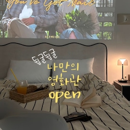 뒹굴뒹굴 나만의 영화관 오픈🎥 』
저희집에는 거실에만 TV가 있어서
평소 침대에서 쉬는걸 좋아하지만
보고 싶은 OTT나 유튜브는 작은 폰으로만 봤었는데
저스 에어빔이 오고나서는
침대에서 뒹굴뒹굴 하면서 큰화면으로 볼수 있어
신나는 요즘이에요
와이파이만 연결되면 다양한 OTT를 즐길수 있고
1,300안시 / 23,400루멘 밝기로 선명한 화질과
사운드도 만족스러워요
남편도 아이도 너무 좋아해서
어제는 아이방에서 혼자만의 영화타임을
갖게 해줬답니다🍿
(팝콘 두통 순삭한 아들..😆)
#오늘의우리집 #콘수프기록집 
#저스에어빔 #빔프로젝트 #빔테리어 #빔프로젝터 
#침실 #침실인테리어 #방구석영화관 
#홈시네마 #홈프로젝터 #영화 #영화감상 #휴식 #힐링