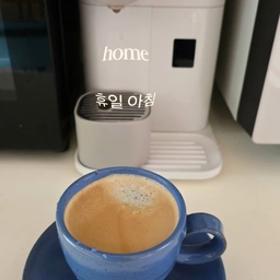 휴일아침
모닝커피와 함께 
아이들 하나하나..찾아다니며
인사하기~^^
굿모닝~~😍😍
어제도..
오늘도..
너희는 항상 그자리에 있는데
내마음만 안절부절~
난 추운데..
너희들은 습할까?
실링팬을 돌려본당
#주말 #휴일 #식집사 #모닝커피 #광복절