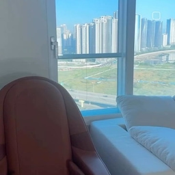 오랜만에 맑게 갠 하늘.
오후 6시, 하늘이 너무 예쁜 시간.
바쁘게 지나가는 하루도
이런 풍경 하나면 잠깐 멈춰보게 되어요🤍
#거실인테리어 #거실뷰 #통창 