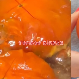 #한여름디저트
박고박.zip표 토마토빙수🍅
토마토를 데쳐 껍질을 벗기는 순간부터 아들이 스텝박스를 밟고 올라와 작은 손으로 열심히 도와주었던.. 😊
갈아놓은 토마토가 꽝꽝얼어야함을 알려주었더니
기다림이 쉽지 않은 다섯 살 아들은 
“엄마, 이제 다 얼었어?”
“언제 먹는거야~??”
몇 번이나 묻고 또 물었죠.. ㅎㅎㅎ
드디어 얼린 우유와 토마토를 꺼내
숟가락으로 벅벅 긁어내니
힘들게(?) 얻어낸 귀한 토마토빙수 ❤️🍅
이번엔 영상으로-❤️❤️❤️❤️❤️❤️❤️❤️
#여름디저트 #디저트 #디저트접시 #디저트그릇 
#여름음식 #제철음식 #과일 #토마토 #토마토빙수 #빙수
#과일빙수 #세가족 #아이가사는집 #아이와사는집 
#선팔 #맞팔 #환영 #선팔맞팔 #일상 #엄마와아들
#그릇추천 #요리영상 #빙수만들기 #키친 #주방 #주방템
#닌자초퍼 