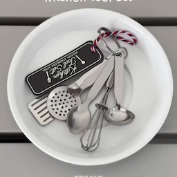 작아서 더 귀여운 미니어처 키친툴 키링 🥄
국자, 거품기, 뒤집개 등
5가지 주방도구가 한 세트로 구성되어 있습니다.
스테인리스 소재로 만들어져
작지만 묵직한 매력이 있어요.
#키링 #미니어처 #주방소품 #키친툴 #스테인리스소품 #가방꾸미기 #가방키링 #데일리소품 #소품추천 #집꾸미기 