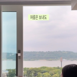 #오늘의우리집 #콘수프기록집 
요즘 아침저녁으로 제법 선선해졌죠.
날씨는 좋은데, 여름이 가는 건 또 괜히 아쉬운 요즘🍀
저는 유독 중성적인 울창한 여름 숲 같은 향을 좋아해요.
초록이 가득하고 시원하면서도 깊은 우디향🤎🌲
그런데 막상 유연제를 찾아보면 꽃향기나 달달한 향이 대부분이라
제가 찾던 이런 향은 생각보다 잘 없어서 늘 아쉬웠는데요.
그러다 발견한 ❛라브아 사이프러스 & 베티버 고농축 섬유유연제❜
프랑스 조향사가 직접 블렌딩한 니치 퍼퓸 향을 담아
유연제에서는 흔히 만나기 어려운 깊고 시원한 우디향이 은은하게 남아요🕊️
무엇보다 잔향이 꽤 오래가서
아침에 입고 나간 옷에서 퇴근할 때까지 향이 은은하게 느껴지더라고요.
덕분에 주변에서 “무슨 향이에요?” 하고
향따도 몇 번 당했습니다✨
유해물질 제로에 비건 제품이라 온 가족 빨래에도 사용할 수 있고,
무엇보다 제가 찾던 꽃이나 달달한 향과는 다른
울창한 숲 같은 유연제 향이라 더 마음에 들어요.
여름이 가는 게 아쉬운 향친자라면
이런 향 분명 좋아하실 것 같아요🌿
🏷️ 라브아 | 사이프러스 & 베티버 고농축 섬유유연제
#라브아 #라브아섬유유연제 #사이프러스베티버 #섬유유연제 #섬유유연제추천 #고농축섬유유연제 #향기좋은섬유유연제 #향기좋은유연제 #우디향 #우디향추천 #숲향 #숲향추천 #여름숲향 #니치퍼퓸 #니치향수 #퍼퓸섬유유연제 #섬유유연제향 #잔향좋은향 #잔향좋은섬유유연제 #빨래향 #빨래향추천 #살림템 #살림추천 #오늘의집 #오늘의집추천 #리빙템 #리빙추천 #향친자