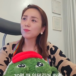 예산이 부족하면 어디부터 줄여야 할까요?
예산이 부족할 때는
공정별 중요도와 재시공 난이도를 기준으로
우선순위를 정해야 합니다.
전기 배선과 분전반, 급·배수 배관,
욕실 방수, 단열과 결로 보강처럼
마감재 안쪽에 들어가는 기초공사는
가능하면 예산에서 제외하지 않는 것이 좋습니다.
이런 공정은 완공 후 문제가 생기면
도배·목공·타일을 철거한 뒤
다시 시공해야 하기 때문에
보수 범위와 비용이 더 커질 수 있습니다.
예산을 조정해야 한다면
가구의 구성과 크기를 단순화하거나,
조명·수전·도기·마감재의 등급을 조절하고,
장식적인 목공과 간접조명의 범위를
줄이는 방법이 현실적입니다.
✔ 하자 발생 시 피해가 큰 기초공사는 유지
✔ 추후 교체가 쉬운 마감재와 제품에서 조정
✔ 구조 변경과 맞춤 제작은 꼭 필요한 곳에만 적용
예산이 부족할수록
공사를 무조건 빼는 것이 아니라
재시공 위험과 생활 편의성을 따져
비용의 우선순위를 정하는 것이 중요합니다.
#인테리어예산 #인테리어견적 #아파트인테리어
#아파트리모델링 #인테리어비용 #올수리인테리어
#구축아파트인테리어 #인테리어꿀팁 #인테리어정보
#인테리어기초공사 #전기공사 #배관공사
#욕실방수 #인테리어우선순위 #인테리어상담
#부천인테리어 #인천인테리어 #서울인테리어