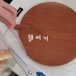 #오늘의우리집 #콘수프기록집
집에서 햄버거 만들어 먹기🍔
사먹는 제 최애 데리버거, 불고기버거 맛이랑 똑같아서 자주 만들어 먹고 있어요🤍
#햄버거 #도마 #카빙도마 #스메그 #인덕션 #사각팬 #스메그인덕션 #드림팜 #리핏 #키친크로스 #테이블매트 #집밥 #요리영상 #요리 