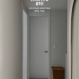 20평대 신혼집 홈투어 🏡
방 3개인 아파트이지만 드레스룸으로 쓰고있는 방은
옷과 더불어 약간 창고처럼 사용하고 있는 공간이라 차마..ㅎ
요 영상 찍으면서 골칫거리인 드레스룸을
칼각의 깔롱진 공간으로 바꾸고싶다는 생각을 얼마나 했는지 몰라요🫥
#20평대아파트 #룸투어 #홈투어
#오늘의우리집 #콘수프기록집
#신혼집 #신혼집인테리어 #신혼집꾸미기
#아파트인테리어 #웜톤인테리어 #집꾸미기 