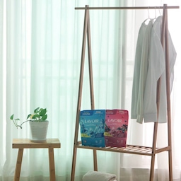 빨래 폭탄, 라브아 한 알이면 충분하니까~ 
#현명한소비 #콘수프기록집 
​기숙사 떠나며 빨래 가득 남겨둔 아들🙋‍♂️,
오늘도 흰 옷에 얼룩을 묻히고 학교 간 딸…🤦‍♀️
​손 많이 가는 빨랫감이 한가득 모여도 
이제는 마음 편하게 세탁기를 돌려요~
​수건 60장, 9kg 대용량 빨래도
라브아 퍼퓸 비건 캡슐세제 ‘한 알’이면 충분하거든요^^
​덴마크 7종 파워 효소와 클리닝 부스터가 들어 있서
얼룩아나 찌든 때도 깨끗하게 지워주고,
실내 건조할 때도 꿉꿉함 없이
은은한 프랑스 니치 향이 무려 30일 동안 지속돼요. ✨
​더마테스트 피부 저자극 인증에 
이염 방지까지 챙겼다니 안심하고 쓰고 있어요~
사실 처음 광고로 봤을 때는
‘그냥 향 좋은 세제겠지’ 싶었는데,
직접 써보니 섬유유연제가 필요 없을만큼 향이 정말 좋더라구요.
많은 빨래에 세제 한 알,
간편함에 향기까지 챙길 수 있는 라브아 캡슐세제 덕분에 
빨래 루틴도 한결 간단해졌답니다~
#라브아 #라브아캡슐세제 #라브아세제 #라브아서포터즈 #캡슐세제 #캡슐세제추천 #캡슐세탁세제 #세탁세제추천 #세탁세제 #향기좋은세제 #고농축세제 #퍼퓸세제 #비건세제 #향기가득 #향기템 