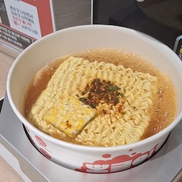 아이랑 수영장  데이트
끝나고 무인카페 지나칠수 없죠🍜
라면 진짜 세상꿀맛👍
.
.
#라면 #수영장