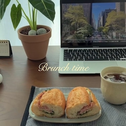 주말에 내 책상에서 간단하게 브런치 타임 즐기기 ☕️
예쁜 프라이덱이랑 접시, 컵 모두 새 아이템들 ✨
너무 예쁘죠 ☺️🤍
#서재방인테리어 #최애가구 #책상추천 #서재방책상 #데스크테리어 #플랜테리어 #마베이 #나슬릭 #리핏 #알로카시아 #29어퍼스트로피 #브런치 #주말일상 #ftc26기 