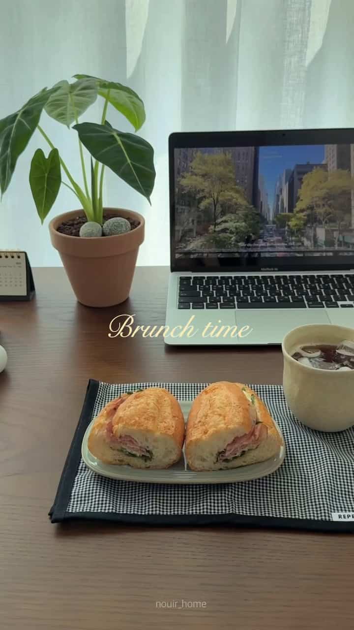 週末に私の机で簡単にブランチタイムを楽しむ☕️
きれいなフライデックとプレート、カップすべて新しいアイテム✨
とてもきれいです☺️🤍

＃書斎部屋のインテリア＃最愛の家具＃机の推奨 