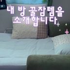 #콘수프기록집 #현명한소비

#제품제공 

#해트케 에서 #압력이불 을 선물 받았어요🧡

무거운 이불이 수면에 도움이 되는거 아시나요? 
특히 체중의 10% 무게를 덮고 자면, 심부 압박의 원리로 멜라토닌이 분비된대요😲 

저도 요즘 스트레스 때문에 자기 전에 심장이 두근거려서 잠들기 힘들었는데, 압력이불을 덮고 잔 후로 어느새 잠들어서 아침이 되더라구요☀️ 3.2kg 부터 7.7kg 까지 무게를 선택할 수 있는데, 전 다이어트 할거라서 4.5kg로 선택 했답니다🤭

무게가 무겁다고 해서 왠지 여름에 덮기에는 더울 것 같았는데, 두께가 12mm 로 얇아서 하나도 안덥고 딱 무게감만 있는게 너무 신기했어요! 