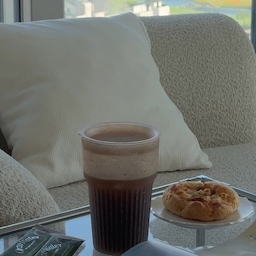 #현명한소비
하루 한두 잔은 습관처럼 마시게 되는 커피☕️
특히 식후만 되면 자연스럽게 커피부터 찾게 되는데
요즘은 한 잔 정도는 오르조 워터로 바꿔 마시고 있어요🤎
카페인 0%라 시간 부담 없이 마실 수 있고,
이탈리아산 보리를 저온 로스팅해
고소하면서도 커피처럼 풍부한 풍미가 느껴져
생각보다 만족도가 높더라고요.
500ml 생수병에 한 포 타서
외출할 때 챙겨 나가기도 간편하고요!
커피를 무조건 줄이기보다는
이렇게 부담 없이 대체할 수 있는 걸 찾아 마시는 것도
괜찮은 방법인 것 같아요🌿
#콘수프기록집 #홈카페 #커피대신 #무카페인 #커피타임 #커피테이블 #이씨라메종러그 #거실테이블 #오르조커피 #오르조워터 #오르조 #논카페인 #보리커피 
