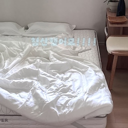 #우리집추구미 #콘수프기록집 
드디어 바닥생활 청산했어요 !!!!🛏️🤎
뉴 프레임 들이고 보니 우리 집이랑 너무 잘 어울려서 만족 중이에요.
제가 원했던 건 군더더기 없는 디자인에
살짝 동양적인 분위기가 느껴지는 침실이었는데,
원목 프레임에 낮은 평상형이라 그런지
침대를 들여도 방이 답답해 보이지 않고 오히려 더 넓어 보이는 느낌🌿
그리고 이 침대 은근히 실용적이에요👍🏼
헤드에 3단 무드등 + C타입 충전단자가 있어서
따로 조명이나 선반을 두지 않아도 되고,
자기 전에 핸드폰 올려두기도 딱 📱
낮은 높이에 모서리도 라운드 마감이라
아기도 쉽게 오르내리고,
어른이 쓰기에도 편해서 요즘 침실에서 보내는 시간이 더 좋아졌어요🤎
가을 맞이 침실도 조금씩 바꿔보는 중🍂
🏷️ 썸앤데코 | 엘린 월넛 저상형 프레임
@ssome_n_deco
 #집들이 #침실인테리어 #침실꾸미기 #침실스타그램 #침대프레임 #원목침대 #원목침대프레임 #저상형침대 #평상형침대 #월넛가구 #월넛인테리어 #우드인테리어 #우드톤인테리어 #동양미 #젠스타일 #미니멀인테리어 #따뜻한집 #가을인테리어 #가을집꾸미기 #가을침실 #신혼집인테리어 #아이와함께사는집 #육아집 #우리집꾸미기 #썸앤데코침대 #신혼집인테리어 #아기가있는집 #아이와사는집 