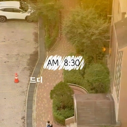 #오늘의우리집
#콘수프기록집 
오딧세이 보러갔다가 
스위첸 광고를 봤는데 꽤나 울림이 있었어요
[위대한 집안일]
저절로 돌아가는 일상은 없습니다
집안일을 하다보면 그럴때가 있지요
이게 뭐하는건가
아이가 돌아오면 또 다 어질러질 것을
또 먼지가 쌓일것을
그런데 또 그렇게 미루다보면
금세 망가지는게 집이 더라구요
모든 일은 당연히 그렇게 되어있던게 아니지요
눈에 보이지 않은 손길이 닿아
유지되고 있는 것을 누군가 알아준건가
광고를 보고 큰 울림이 있었어요 
방학동안 망가진 생활리듬을 되찾으며
오늘도 구석구석 기웃거려봅니다
#애미의하루 #청소데이 #클리닝데이 #바쁜애미일상 #맞팔