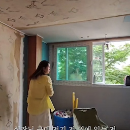 방 천장에 길게 나와 있는 이 선,
“이거 뭐예요?” 궁금하셨죠? 👀🤍
인테리어할 예정이라면
완성된 모습보다 이런 ‘속 작업’을 꼭 보셔야 합니다.
이 선은 바로
확장한 방의 커튼박스 조명을 위한 전기 배선이에요.
나중에 커튼박스 안에 간접조명을 넣을 수 있도록
마감 전에 미리 선 작업을 해둔 겁니다. 😊
그리고 천장을 자세히 보면
위치마다 사용한 자재도 조금씩 달라요.
✔ 다운라이트가 들어가는 천장에는 단열재를 꼼꼼하게 넣고
✔ 조명이 설치되는 부분은 MDF로 보강해 마감할 수 있도록 작업하고
✔ 샷시와 가까운 커튼박스 안쪽은 합판으로 보강했습니다.
왜 커튼박스 쪽만 합판을 썼을까요? 🤔
확장부의 샷시 주변은
결로나 외부 수분의 영향을 받을 가능성까지 고려해야 하는 위치이기 때문이에요.
그래서 커튼박스처럼 샷시와 가까운 부분은
고정력과 내구성을 고려해 합판으로 보강해
조금이라도 하자 가능성을 줄일 수 있도록 작업합니다.
겉으로 보면 그냥 똑같은 천장이지만,
안쪽은 위치에 따라 단열도 다르고
보강 방법도 달라집니다.
인테리어는 예쁘게 마감하는 것도 중요하지만
보이지 않는 곳을 어떻게 만들어두느냐가 더 중요할 때가 많아요. 🤍
완성되고 나면 전부 가려질 작업이지만,
이런 디테일이 결국
몇 년 뒤 집의 상태를 다르게 만듭니다. 😊
예쁜 집도 좋지만,
속까지 제대로 만든 집은 더 좋습니다. 🤭
#방확장인테리어 #확장공사 #아파트인테리어 #아파트리모델링 #인테리어공사 #인테리어팁 #인테리어정보 #인테리어상식 #인테리어디테일 #인테리어설계 #목공공사 #목공작업 #천장목공 #커튼박스 #커튼박스조명 #간접조명 #조명인테리어 #다운라이트 #단열공사 #단열재 #합판보강 #MDF보강 #샷시공사 #확장부단열 #하자예방 #아파트확장 #리모델링팁 #집꾸미기 #디자인노브 #부천인테리어