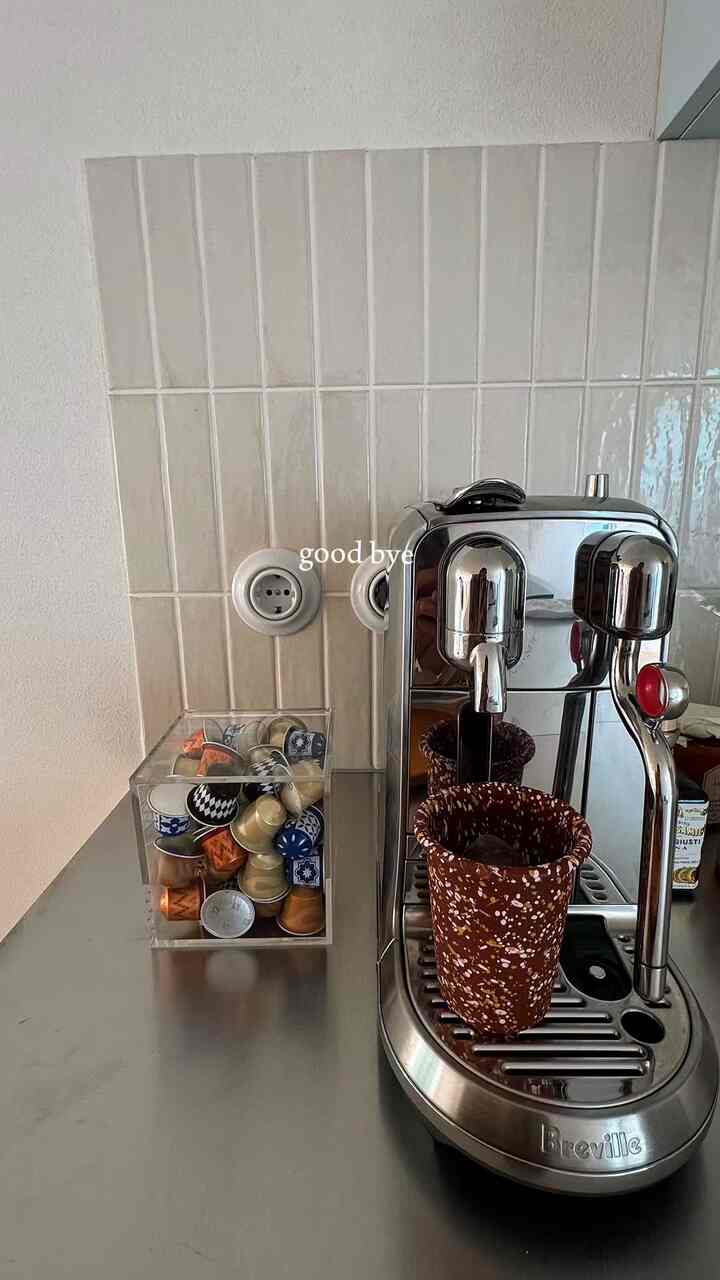 穏やかな午後
私の思い通りにサンドイッチを作ってコーヒーを飲むと
これ以上のホサがない。
ひどく暑かった夏ももうこんにちはしたい。

#コーヒーマシン #ホームカフェ
#ブレヴィルネスプレッソ #キッチンインテリア #ブレヴィル
#ヘイ #hay #ステントップ #カティパーティー #サブカート 