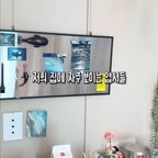 저희 집에 자주 보이는 엽서들, 사실 직접 산 건 거의 없어요📮

제품과 함께 온 엽서를 모아두거나 제가 찍은 사진을 직접 인쇄해서 벽을 꾸미고 있는데요. 오늘은 계절에 맞춰 제주도에서 찍은 동백꽃 사진으로 바꿔봤어요🌺
새로운 소품을 사지 않아도 좋아하는 장면들만 모으면, 제 취향이 담긴 공간을 만들 수 있답니다🥰

#오늘의집 #오늘의집크리에이터 #FTC26 #FTC26기 #집꾸미기 #인테리어 #리빙 #복층오피스텔 #복층 #원룸 #자취 #나만의꿀팁 