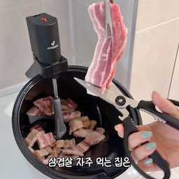 삼겹살 앞으로는 무조건 ’이렇게‘ 구워드세요!
12살, 7살 한창 크는 저희 애들,
주말마다 고기 타령하는데 매번 외식하려니
식비가 후덜덜하잖아요 😭
큰맘 먹고 산 대형 그릴은 사방팔방 기름 바다에,
무겁고, 오래 걸리고... 무엇보다 다 먹고 기름진 거
설거지하기 너무 힘들죠 🤦‍♀️
하지만 ’바이탈플랜트 자동회전 롤팬‘은 다릅니다!
재료 툭툭 넣고 버튼 하나만 누르면 알아서 요리 끝! 다 쓰고 나면 식기세척기 이모님께 쏙 맡겨주세요 🧼✨
원터치 자동 조리 🍳
10분 완성 통가열 방식 🔥
기름·국물 튐 제로 🙅‍♀️
3D 듀얼 무선 회전날개 🔄
심지어 등갈비까지 돌려버림
모든 열원 호환 & 4L 대용량 🏕️
인덕션, 가스, 하이라이트 모두 가능!
💡 [실패 없는 롤팬 겉바속촉 삼겹살 꿀팁]
✔️처음에 뚜껑을 닫고 돌려주세요! 일반 삼겹살은 가위로 툭툭 잘라서 그냥 넣으시면 됩니다 ㅎㅎ
✔️ 겉바속촉의 비밀: 중간에 기름 한번 싹 배출해 주고 ’뚜껑 열고‘ 돌리셔야 진정한 겉바속촉이 완성됩니다! (처음부터 뚜껑 열고 돌려도 신기하게 기름 안 튀니 걱정 NO! 🙅‍♀️)
✔️ 채소 넣는 타이밍: 처음부터 다 넣어도 좋지만
아삭한 식감이 좋으시다면 조리 중간(약 5분 후)에 넣어주세요
캠핑가서도 더 이상 덥게 불앞에 서 있지 마시고
가족들과 소중한 대화 나누며 편안한 휴식 즐기세요 🛋️🩵
.
#집스타그램 #롤팬 #자동회전냄비 #캠핑꿀템