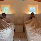 요즘 너무 만족하며 사용하는가구
저희집 다락방에 너무 잘어울리는
썸앤데코 누크침대프레임이에요
지금은 아이랑 같이 쓰지만 아이 독립시키면 저혼자 편하게 잘 생각에 얼마나 행복한지 몰라요.
상황에따라 자유롭게 붙였다 뗐다
벙커도 상황에따라 자유롭게 좌우 변경 가능~

하부 수납공간도 넉넉해서 러그,계절이불, 캐리어까지 보관할 수 있구요
선반처럼 사용가능한 헤드보드엔
USB-A포트 2개와 C타입 포트 1개가 있어서 휴대폰, 노트북 충전하기도 좋고 LED등은 손의 움직임으로 끄고, 키고, 밝기조절까지 가능한데 잘때 그낭 손만 한번 휘저으면 되서 너무 편하더라고요

잠은 편하게 푹 자야하잖아요
따로, 또 같이 쓸수 있는 침대 
썸앤데코 누크 프레임 너무너무 추천드려요~

무엇보다 너어무 예쁩니다🤍


#썸앤데코 #침대프레임 #썸앤데코누크 #침대인테리어 #콘수프기록집 #오늘의우리집