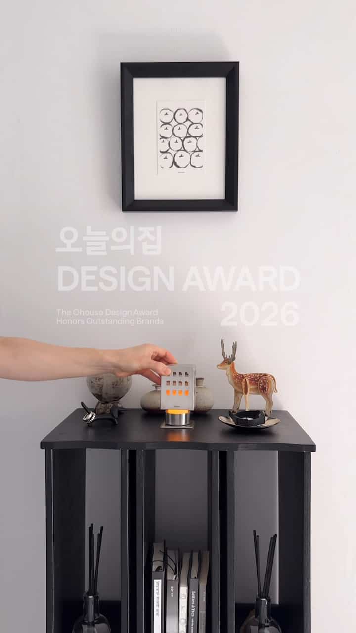 #2026디자인어워드

きれいなのはみんなが調べる方法🩶

家に製品を持ち上げるときにかなり慎重に選ぶほうです。

どこに置いても自然に似合うこと、
流行するよりも長く見ても良いこと、
そして一つぐらい面白い隅があること。

TUDESアパートメントオイルバーナー
昨年実物と見てすぐに惚れた製品です。

アパートに似たような形で
私の好きなメタルまで。
時間が経ってまた見てもやはり良い…  #TUDES #오늘의집세일 #투데스 #모노톤인테리어 #메탈인테리어 #쇠테리어 #제니홈무드 #콘수프기록집 