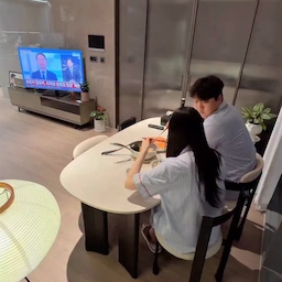 연어초밥이랑 우동 만들어먹는 Vlog 🍣🍜
전국의 직장인들 화이탱!🐰🤍🫧✨(+ 야근한 남편..😴)
#신혼부부 #신혼집 #집데이트 #퇴근 #퇴근브이로그 #직장인브이로그 #집꾸미기 #신혼집 #신혼생활 #감성브이로그 #vlog #ftc24기 #콘수프기록집 #오늘의우리집