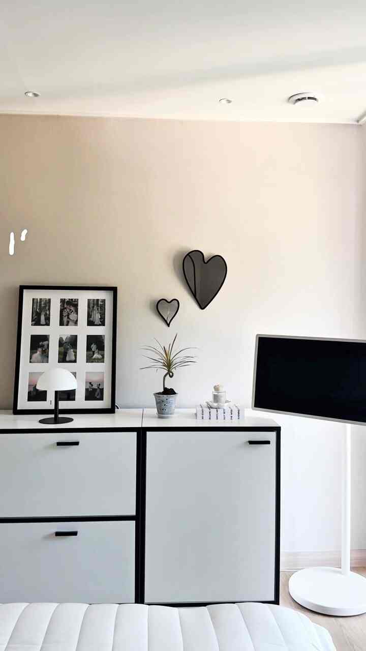 私の家の隅々を見てみました🖤〰️
ブラック＆ホワイト、ミッドセンチュリーモダンスタイルを追求します〜
次の方には書斎まで盛り上げましょう 🫶🏻


＃リビングインテリア＃ブラック＆ホワイト＃新婚＃新婚旅行＃お部屋 
